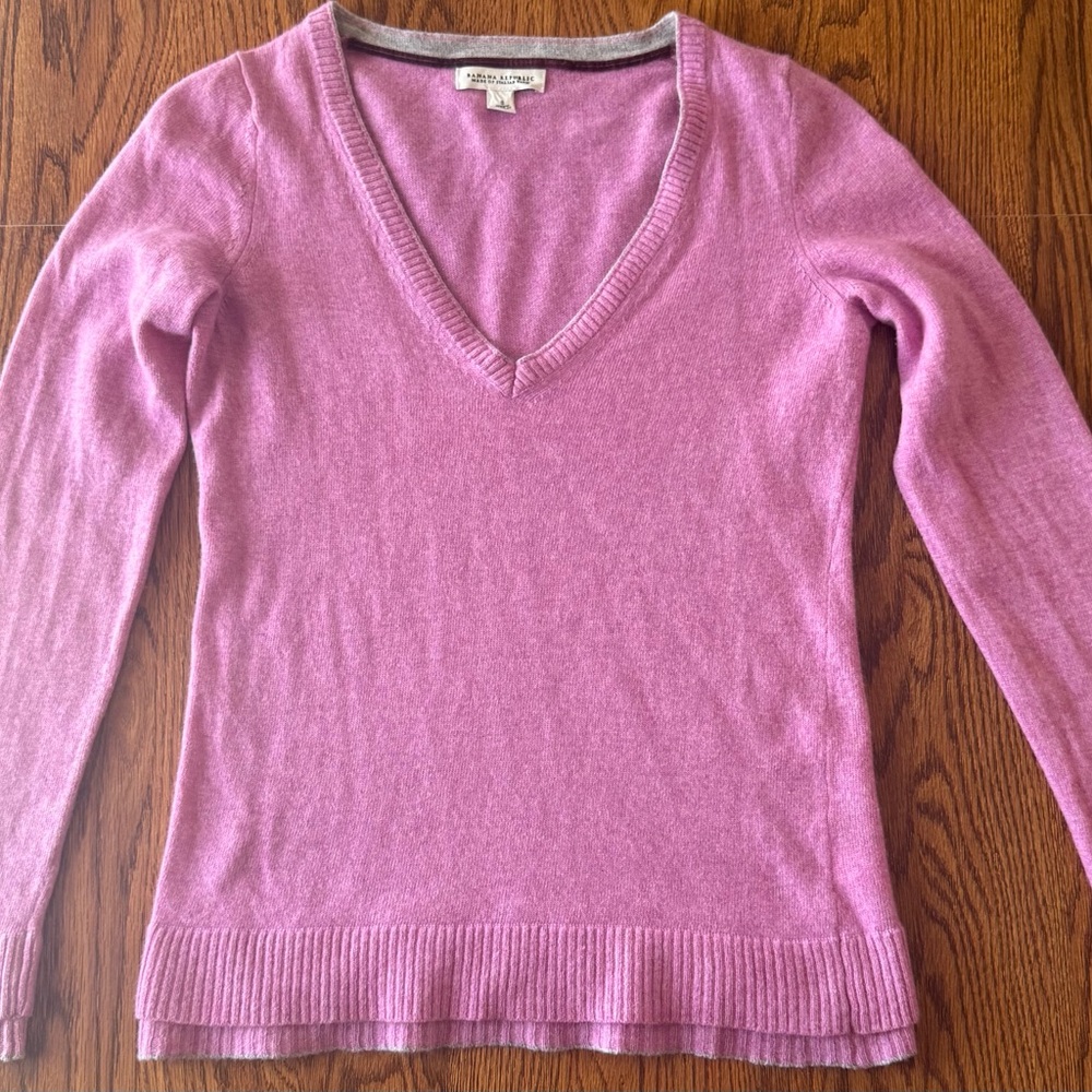Banana Republic Italian Yarn Pink V-Neck Wool and Cashmere blend Sweater Sz S